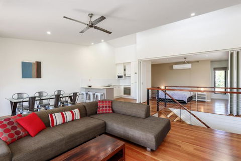 Unit 2 Rainbow Surf Modern Double Storey Townhouse With Large Shared Pool Close To Beach & Shops - Sydneys Hotel 4