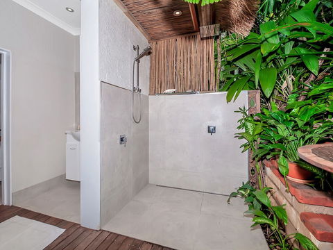 Unique Tropical Rainforest Getaway - Sydneys Hotel 3