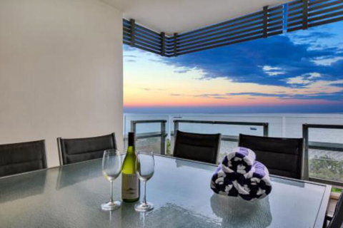 Oceana Darwin Central Oceanfront 3 Bedroom 2 Lounge Room Pool Gym Tennis Court Sleeps 9 - Sydneys Hotel 0