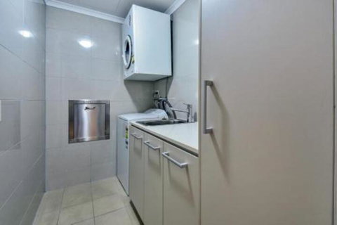 Oceana Darwin Central Oceanfront 3 Bedroom 2 Lounge Room Pool Gym Tennis Court Sleeps 9 - Sydneys Hotel 7