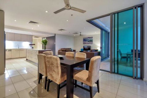 Oceana Darwin Central Oceanfront 3 Bedroom 2 Lounge Room Pool Gym Tennis Court Sleeps 9 - Sydneys Hotel 3