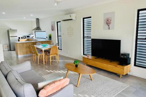 WHITSUNDAY Brand New Townhouse Close To Boardwalk - Sydneys Hotel 0