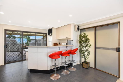 Right On The Beach At Moana - Sydneys Hotel 2