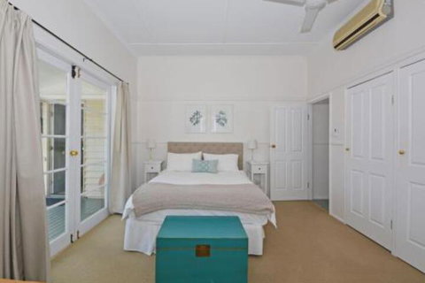 Ocean Breeze Hervey Bay - Sydneys Hotel 0
