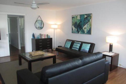 Charming Beach House - Sydneys Hotel 0