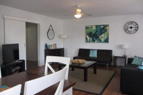 Charming Beach House - Sydneys Hotel 5
