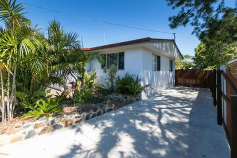 Charming Beach House - Sydneys Hotel 4