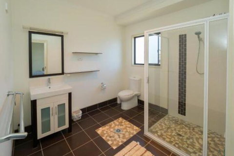 Blue Water Retreat Upstairs - Sydneys Hotel 3