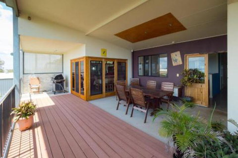 Blue Water Retreat Upstairs - Sydneys Hotel 0
