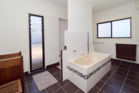 Blue Water Retreat Upstairs - Sydneys Hotel 5