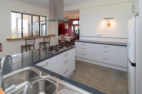 Blue Water Retreat Upstairs - Sydneys Hotel 6