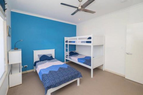 Blue Water Retreat Upstairs - Sydneys Hotel 7