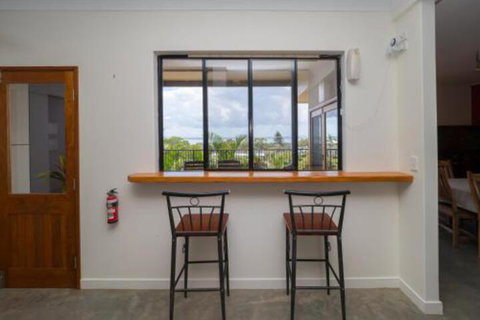 Blue Water Retreat Upstairs - Sydneys Hotel 2