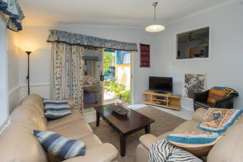 Lovely Torquay Cottage - Sydneys Hotel 0