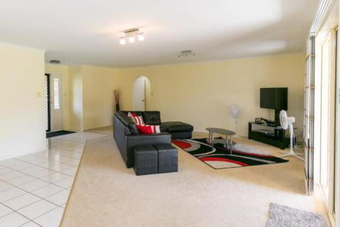 Cozy Family Holiday House - Sydneys Hotel 3