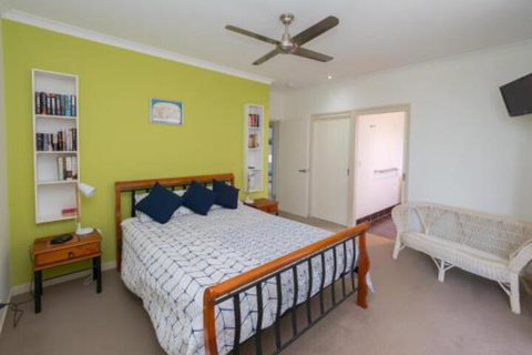 Blue Water Retreat Upstairs & Downstairs - Sydneys Hotel 5