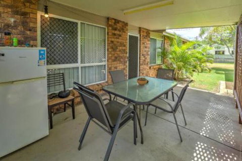 Affordable Holiday Home - Sydneys Hotel 4
