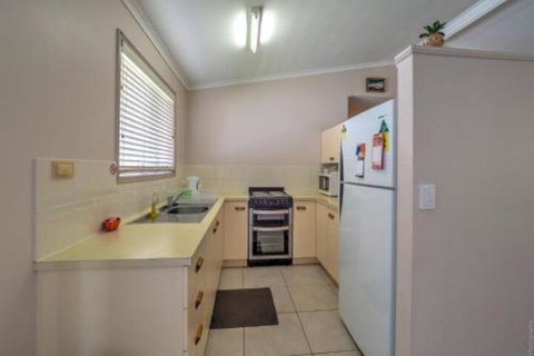 Affordable Holiday Home - Sydneys Hotel 7