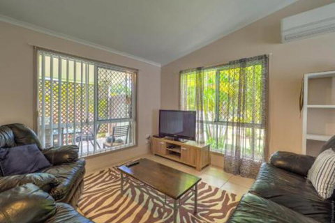Affordable Holiday Home - Sydneys Hotel 0