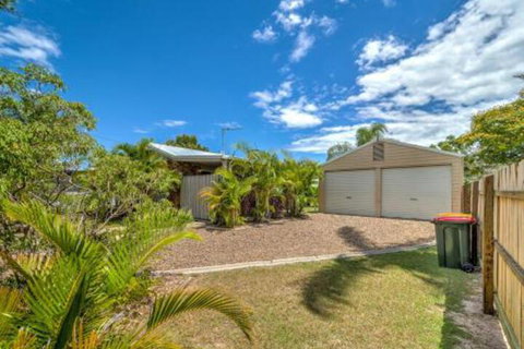 Affordable Holiday Home - Sydneys Hotel 5
