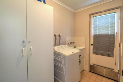 Affordable Holiday Home - Sydneys Hotel 3