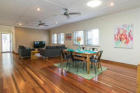Charming Home By The Sea - Sydneys Hotel 0