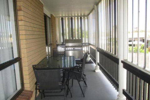 Comfy & Cosy (Upstairs) - Sydneys Hotel 7