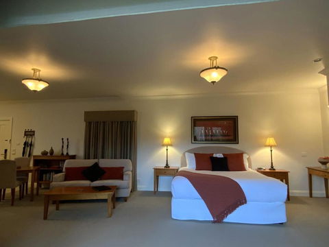 Delderfield Cottages - Sydneys Hotel 1