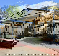 Young Tourist Park - Sydneys Hotel