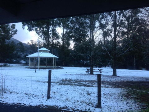 Crossways Country Inn - Sydneys Hotel 3