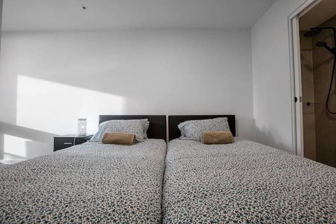 Brand New Apt With Sea Views In Heart Of St Kilda - Sydneys Hotel 4