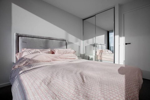 Brand New Apt With Sea Views In Heart Of St Kilda - Sydneys Hotel 1