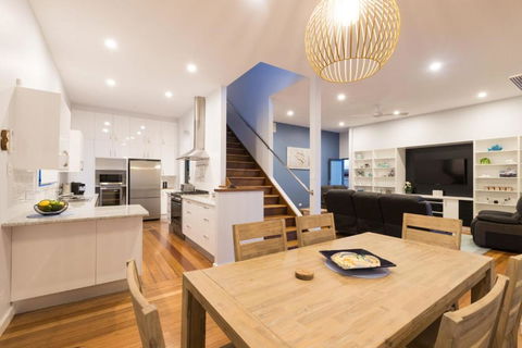 Coffs Jetty Beach House - Sydneys Hotel 5