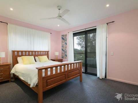 Colours Of Cylinder - Sydneys Hotel 3