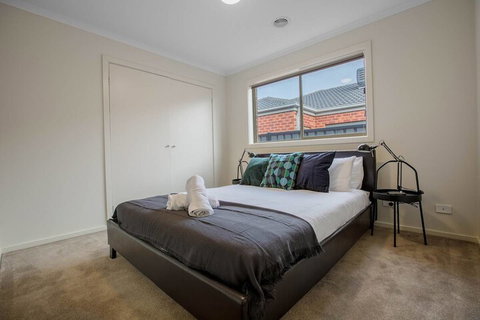 Spacious Lovely Home In Point Cook - Sydneys Hotel 7