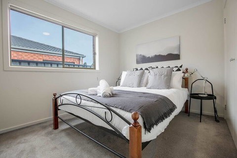 Spacious Lovely Home In Point Cook - Sydneys Hotel 2