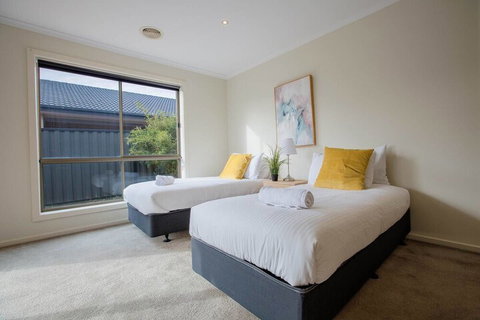 Spacious Lovely Home In Point Cook - Sydneys Hotel 1