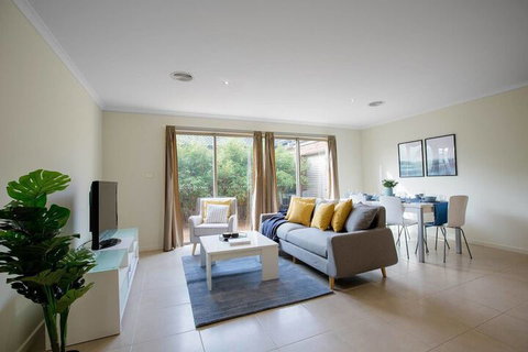 Spacious Lovely Home In Point Cook - Sydneys Hotel 4