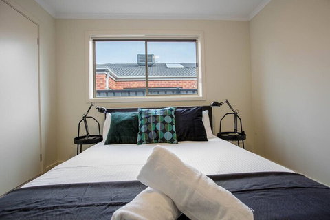 Spacious Lovely Home In Point Cook - Sydneys Hotel 6