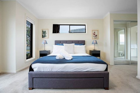 Spacious Lovely Home In Point Cook - Sydneys Hotel 3
