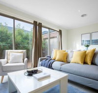 Spacious Lovely Home In Point Cook - Sydneys Hotel