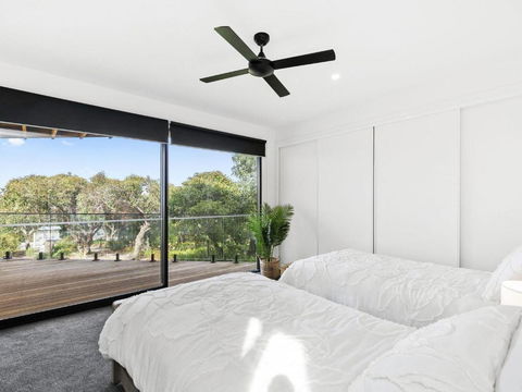 POINT BREAK NEW LISTING 2019 - Sydneys Hotel 5