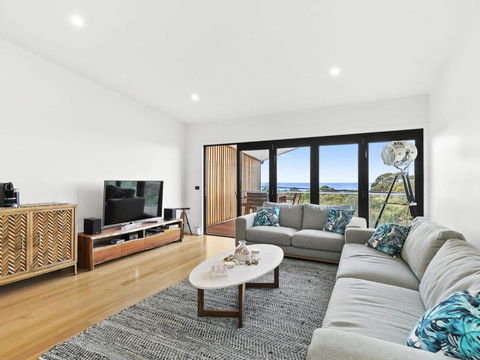 POINT BREAK NEW LISTING 2019 - Sydneys Hotel 4
