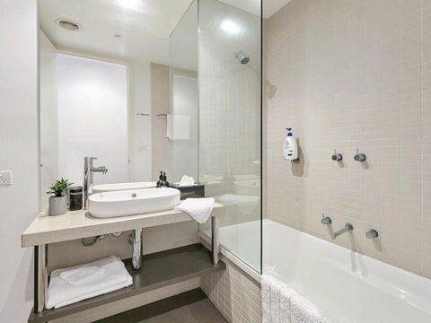 WATERFRONT THREE In The Heart Of Lorne - Sydneys Hotel 3