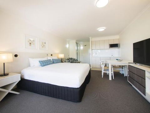Apartments At 2 Landsborough - Sydneys Hotel 4