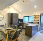 Mowamba F2 - Sydneys Hotel