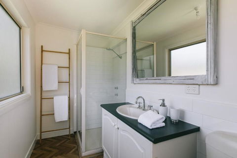 DOVESTONES By THE SEA INVERLOCH - Sydneys Hotel 1