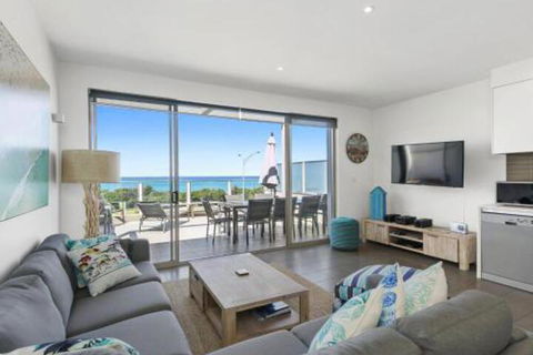 WATERFRONT SEVEN In The Heart Of Lorne - Sydneys Hotel 2