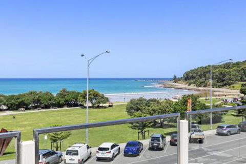 WATERFRONT SEVEN In The Heart Of Lorne - Sydneys Hotel 3