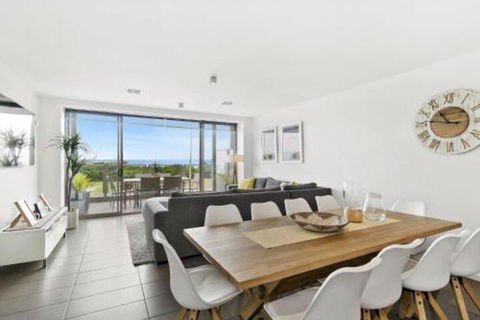 WATERFRONT TWO Position Perfect NEW LISTING 2019 - Sydneys Hotel 5